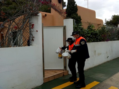 Voluntarios de Protección Civil del Ayuntamiento de Vera se vuelcan con los más vulnerables