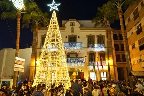 Luces y nieve para dar la bienvenidad a la Navidad en Adra