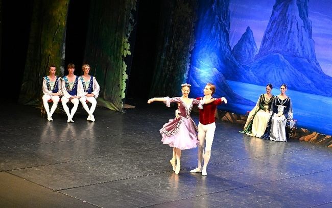 El Ballet de Kiev deslumbra con El Lago de los Cisnes en Roquetas