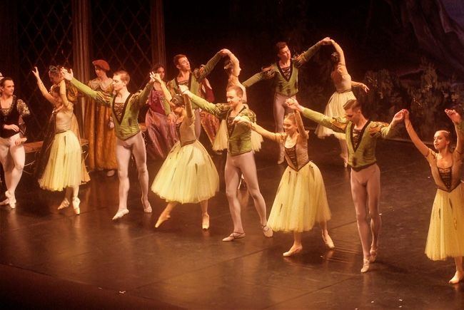 El Ballet Nacional Ruso fascina al público con ‘El Lago de los cisnes’ en el Auditorio de Roquetas