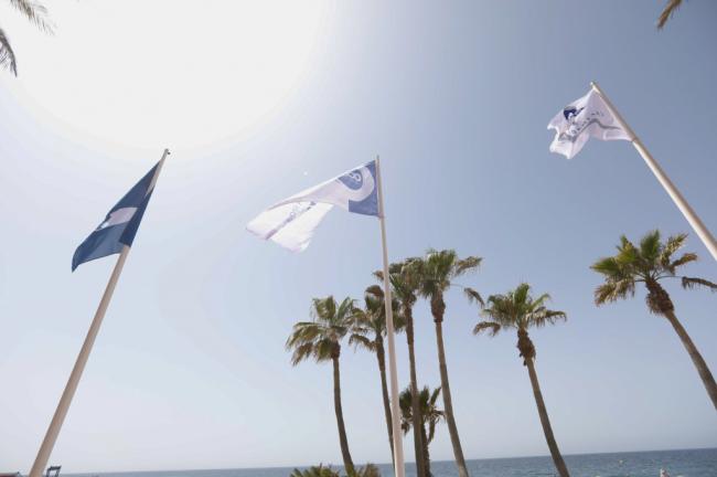 La calidad y accesibilidad de las playas de Almería ondean con trece banderas