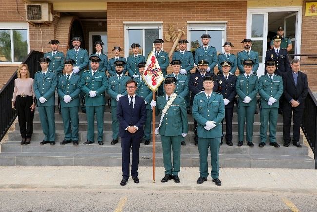 El alcalde de El Ejido entrega un banderín como agradecimiento a la Guardia Civil