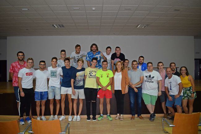 La alcaldesa de Níjar da la bienvenida al nuevo equipo de socorristas de este verano