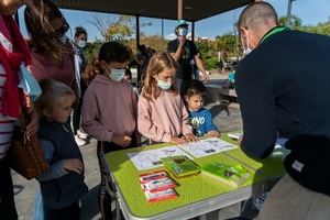 Medio centenar de almerienses registran flora y fauna del Parque de las Familias