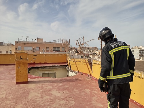 Desalojan un edificio de cinco plantas tras un desplome parcial en la calle Ferrocarril