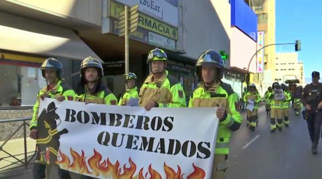 Los bomberos de Almería protestan con un cortejo fúnebre