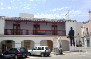 La bandera arcoíris luce en Tabernas