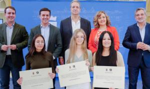 Qvision entrega en Diputación sus becas a tres jóvenes