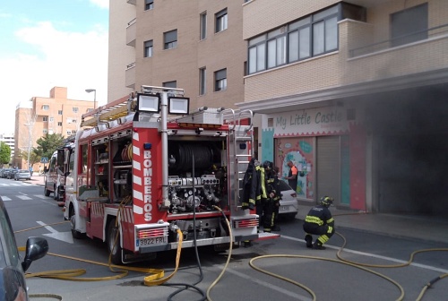 Arde un coche en la segunda planta del garaje de un edificio de viviendas