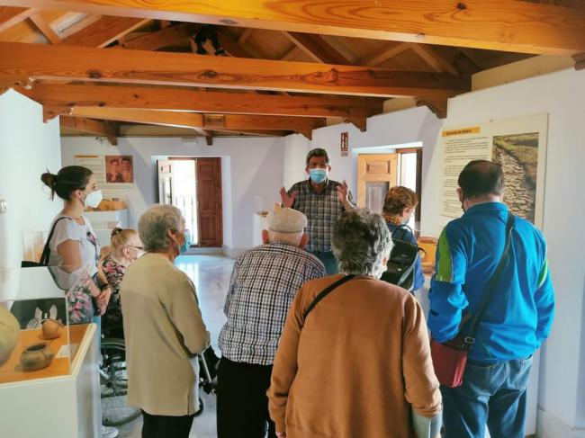 El Museo de Adra recibe la visita de la Residencia de Mayores