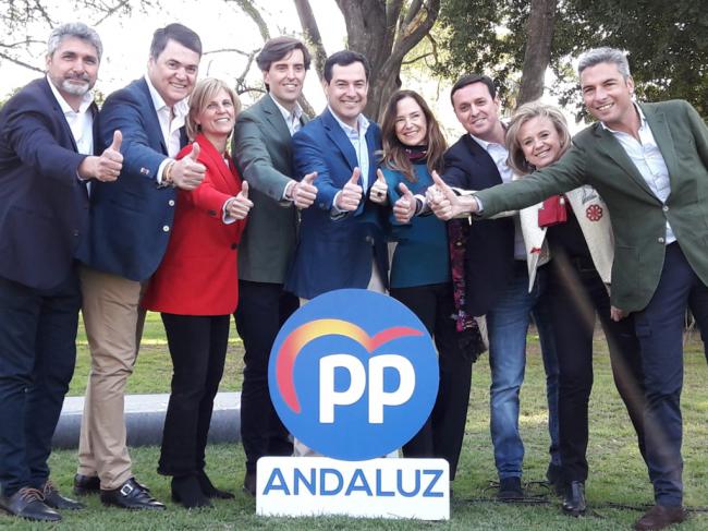 Moreno posa con los candidatos andaluces al Congreso