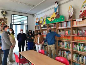 El delegado de Educación visita la biblioteca del CEIP San Indalecio