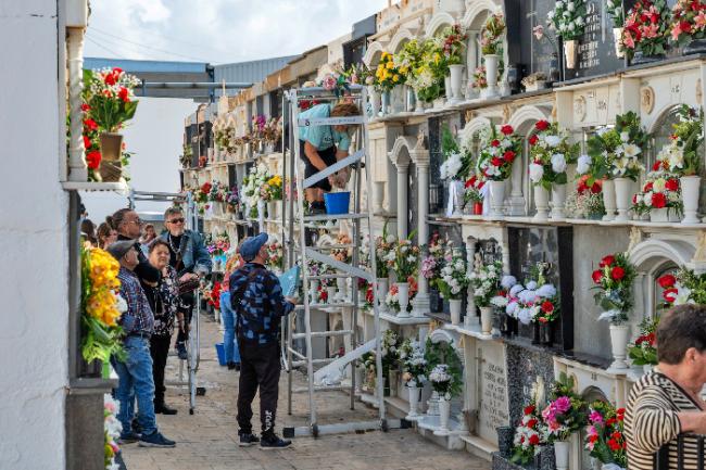 Cementerios de Roquetas de Mar reciben a vecinos el día de Todos Los Santos