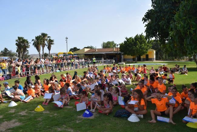 Alumnos de las escuelas de Natación y Rítmica de Níjar reciben medallas y diplomas fin de curso