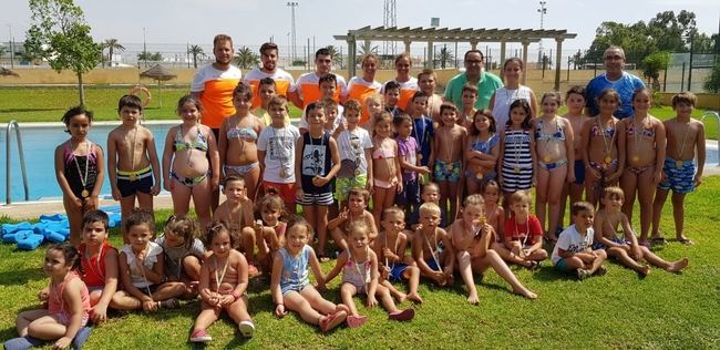 Medallas, diplomas y juegos para clausurar la escuela de verano de natación