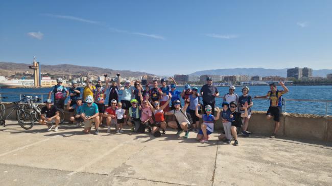 Más de 130 ciclistas y caminantes conocen el Puerto de Almería