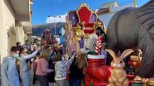 Los Reyes Magos reparten ilusión por las calles de Berja