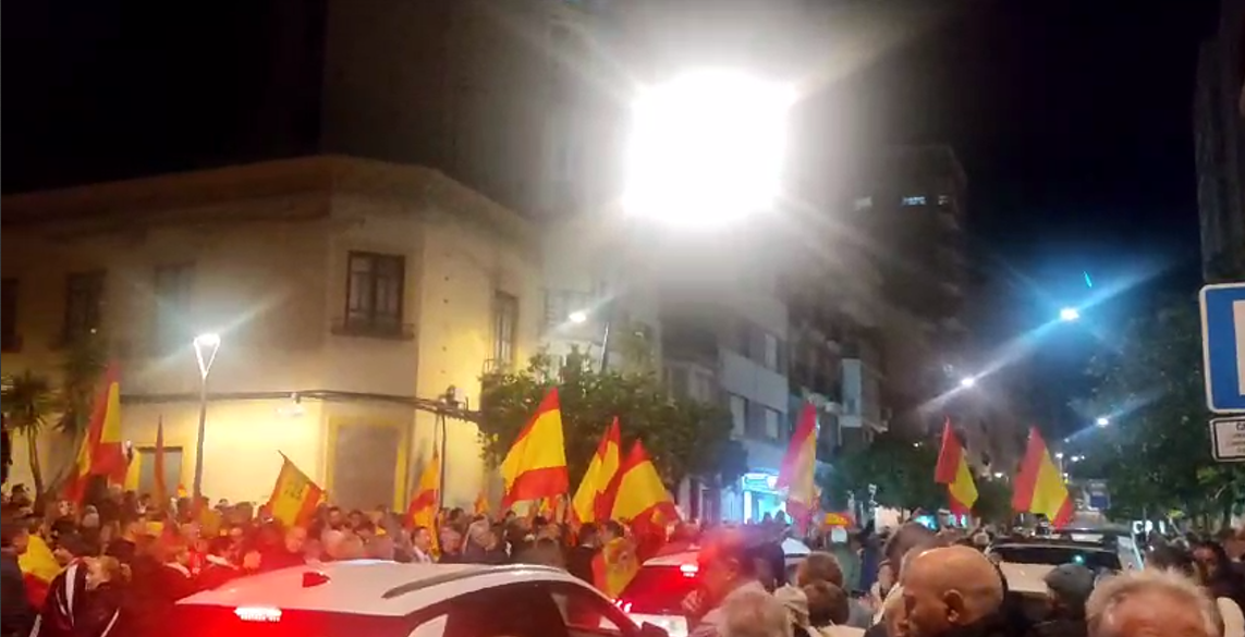 Manifestación ante la sede vacía del PSOE en Almería