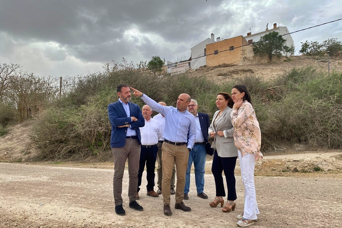 La consejera de Agricultura realiza una visita técnica a una vía rural en María del Plan Itínere