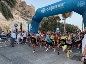 800 atletas recorren el centro de Almería en la Carrera Nocturna Contra el Cáncer