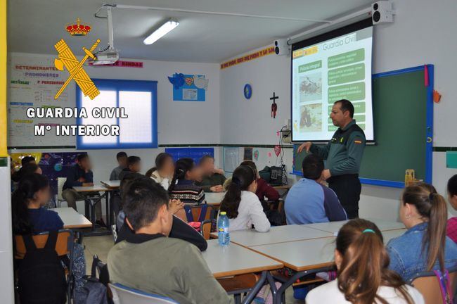 Guardia Civil explica su funcionamiento al alumnado del Ceip Virgen de la Chanca