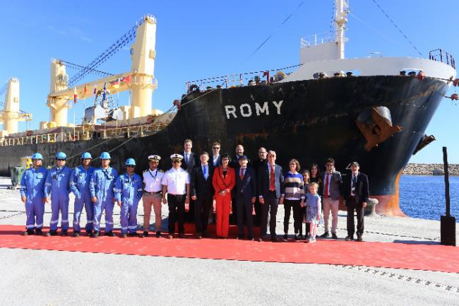 El Puerto de Carboneras acoge el bautismo del granelero Romy