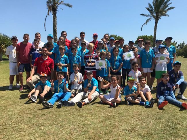 La Escuela Municipal Infantil de Alborán Golf clausura el curso 17/18 con más de 70 alumnos