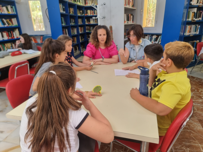 La comunidad gitana de Vícar visita la Biblioteca Municipal