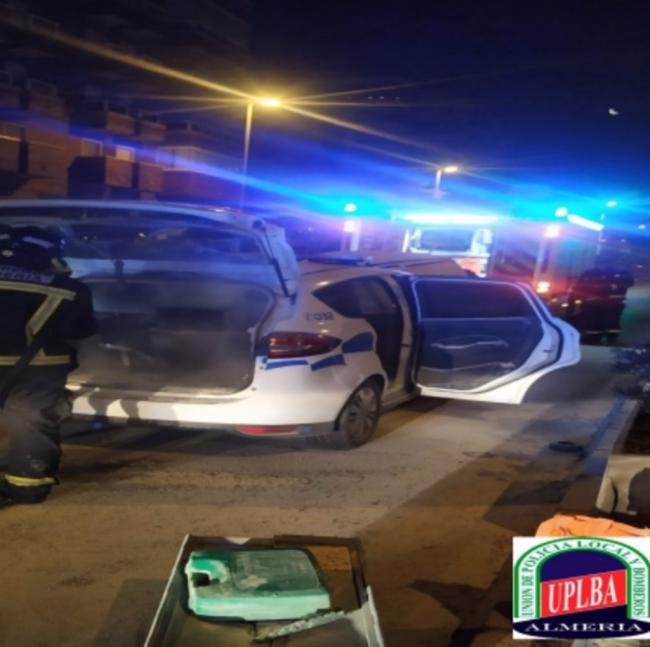 Arde un coche de la policía local de Almería