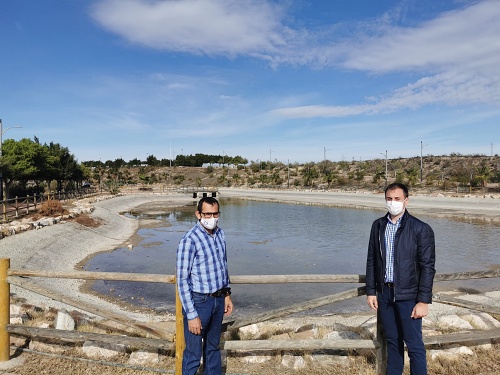 El lago del “Parque de la Rambla” de Vera ya se llena con el agua de la “Fuente de los Cuatro Caños”