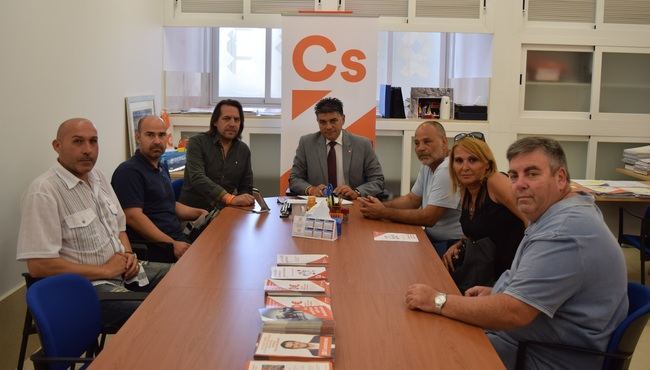 Trabajadores del servicio de limpieza y basuras trasladan a Ciudadanos sus demandas de mejora salarial