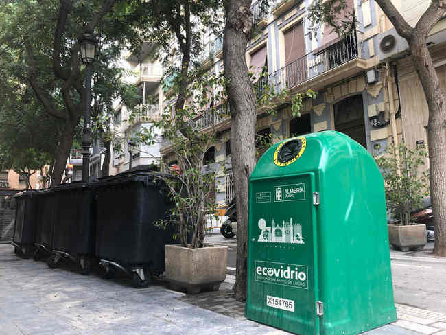 22 'cubre-cubos' para el reciclaje de vidrio en el Casco Histórico y El Zapillo