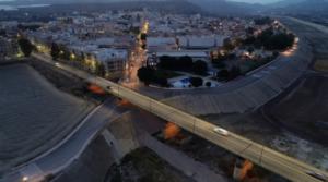 El antiguo puente de hierro de Cuevas se ilumina para dar visibilidad al síndrome de Dravet