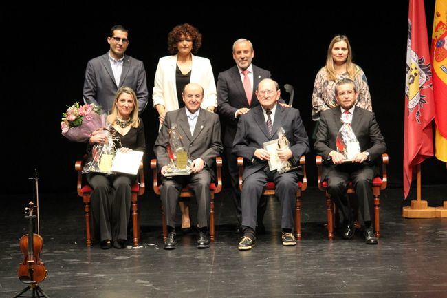 El Ayuntamiento de Vera entrega la Pluma de Oro a cuatro escritores locales