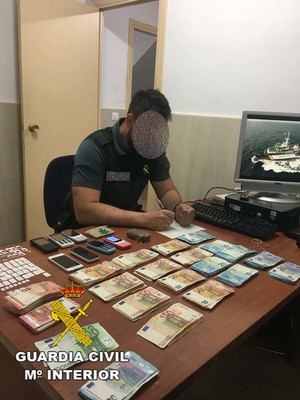 Detenido con 100 gramos de hachís, 14.000 euros, 8 móviles y 65 tarjetas SIM