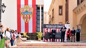 El presidente Juanma Moreno en el primer reconocimiento a la UD Almería por el ascenso