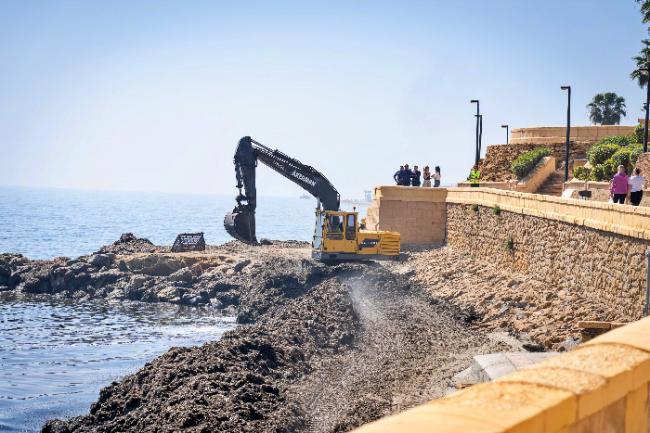 El Ayuntamiento “pone a punto” las playas de Roquetas de Mar