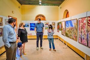 Isabel Toresano, María Dolores Triviño y Ágatha Rodríguez visten las paredes de El Faro