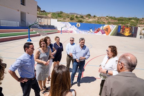 Diputación fomenta la lectura en el colegio de Benahadux con un mural gigante