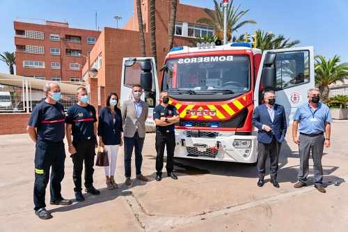 El Ayuntamiento recibe un nuevo camión de bomberos de la Autoridad Portuaria