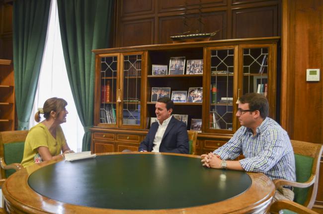 La presidenta de la Casa de Almería en Sevilla visita la Diputación