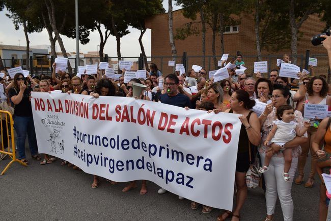 Padres y madres del Virgen de la Paz de Vícar se oponen a la división del salón de actos