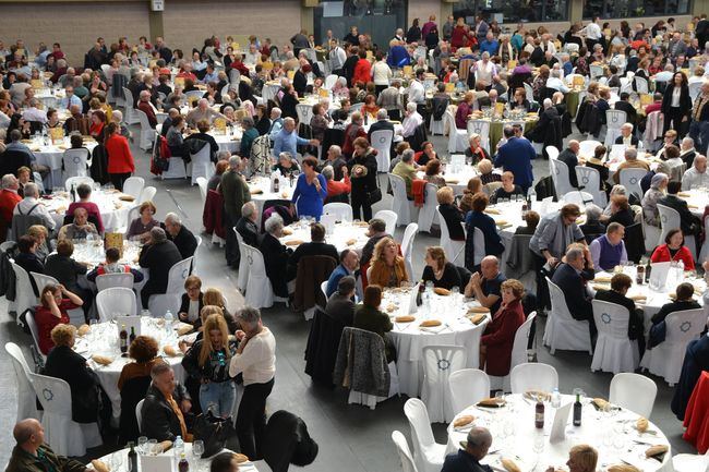 900 mayores de Roquetas celebran su tradicional comida de Navidad