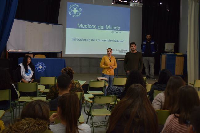 Médicos del Mundo da una charla en el IES Puebla Sobre Una Sexualidad Sana