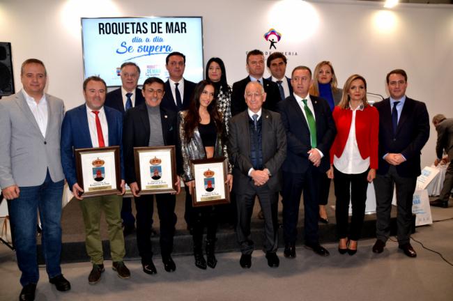 India Martínez recoge uno de los premios Castillo de Las Roquetas en FITUR