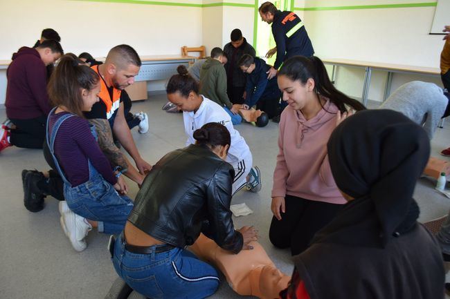 800 escolares de Vícar aprende sobre drogas y conducción