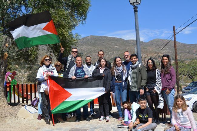 Una placa en Almócita recuerda el 43 aniversario del Dia de la Tierra palestina