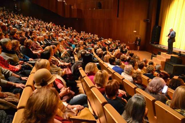 La Escuela de Teatro de Roquetas levanta al público con 'Ser infiel y no saber con quién'