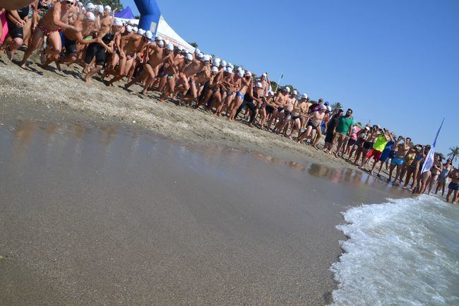 Más de 150 nadadores participan en la travesía a nado de Mojácar