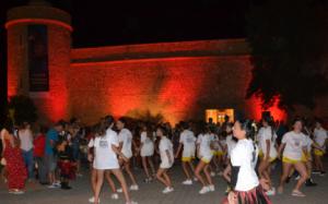 El Castillo de Santa Ana se tiñe de rojo para concienciar sobre Duchenne